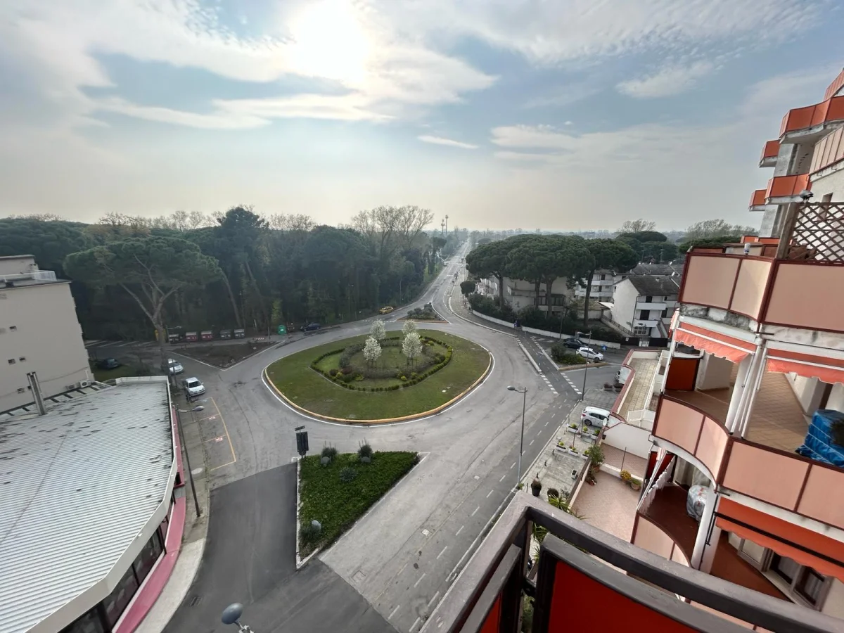 Vendesi a Lido degli Estensi quadrilocale con ampio balcone vista panoramica sul Lido e posto auto privato.