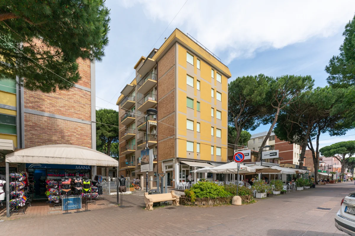 Vendesi a Lido degli Estensi trilocale in zona centralissima  direttamente sul viale principale e a 100mt. dal mare.