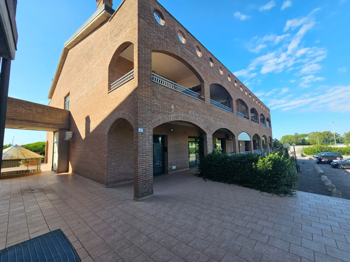 Vendesi trilocale a Lido degli Estensi nell'elegante zona Darsena con doppio balcone. 