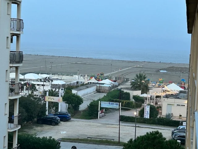 Vendiamo a Lido degli Estensi appartamento al 4° piano con splendida vista mare